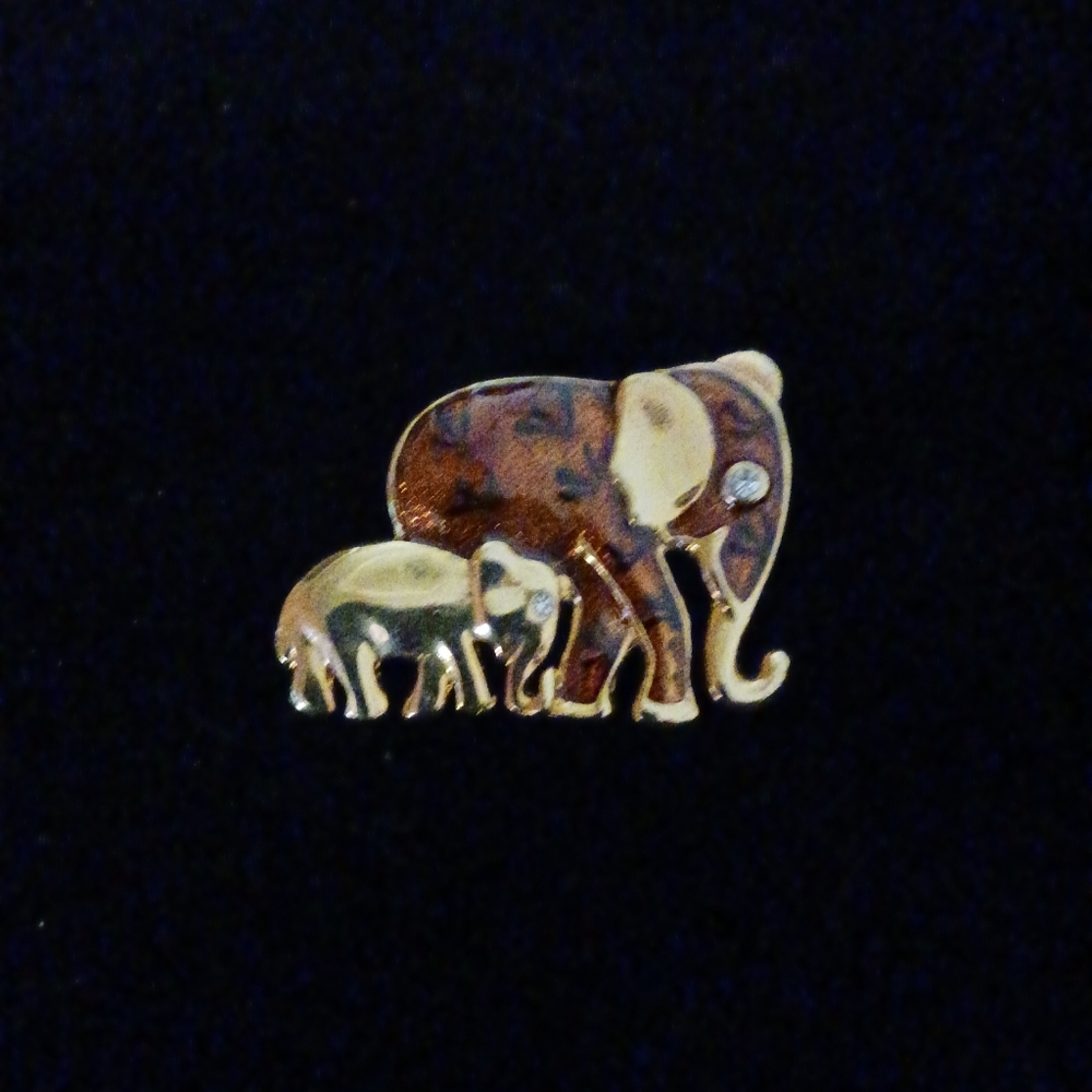 Elephant & baby brooch